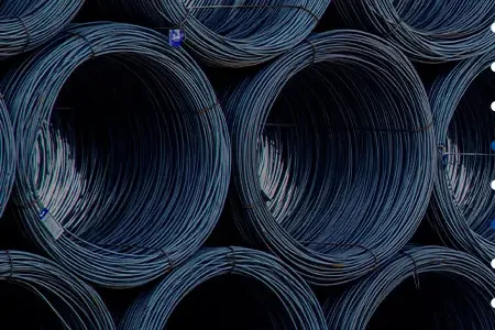 Rolos de fio máquina e vergalhão estocados no pátio da Goyaço