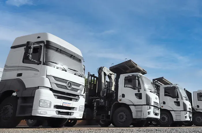 Frota própria de caminhões da Goyaço pronta para carregar aço